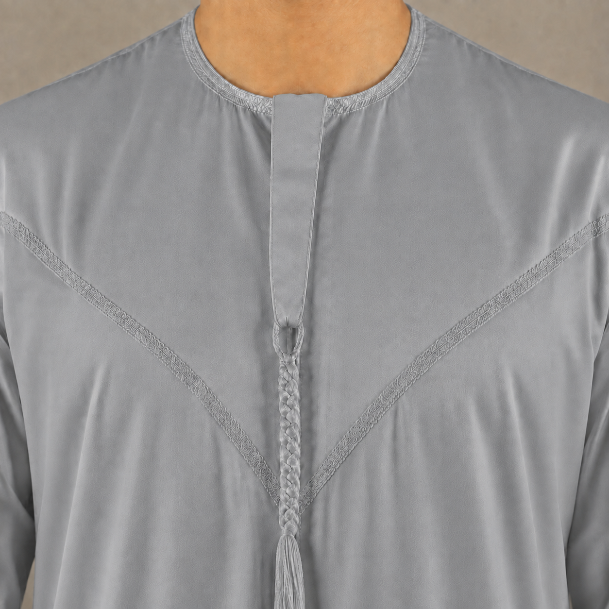 Silky silver-grey men's jubba thobe – removable tassel neckline