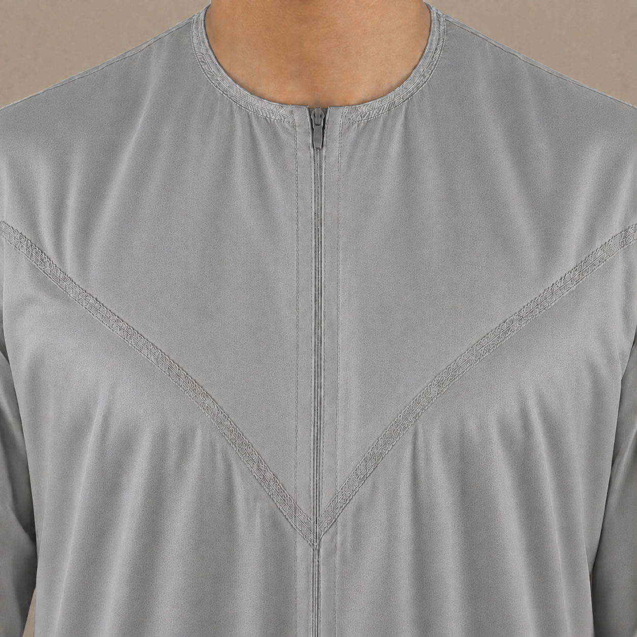 Silky silver-grey men's jubba thobe – zip neckline